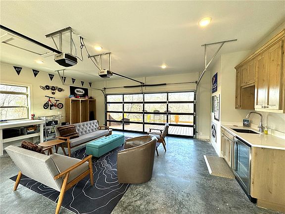 3rd image of 8 Hanney Ln