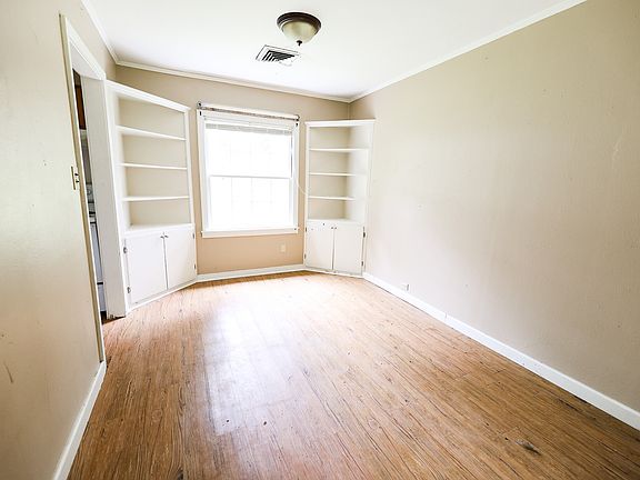 3rd image of 144 N Broadway Blvd