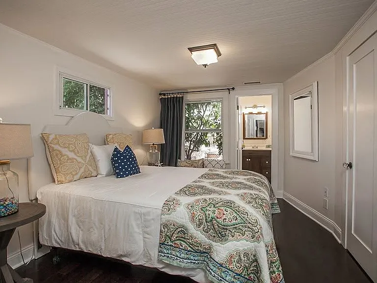 1098 Linden Ave — Photo 5