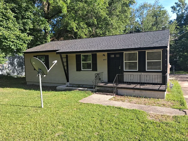 607 Courtland Ave — Photo 1