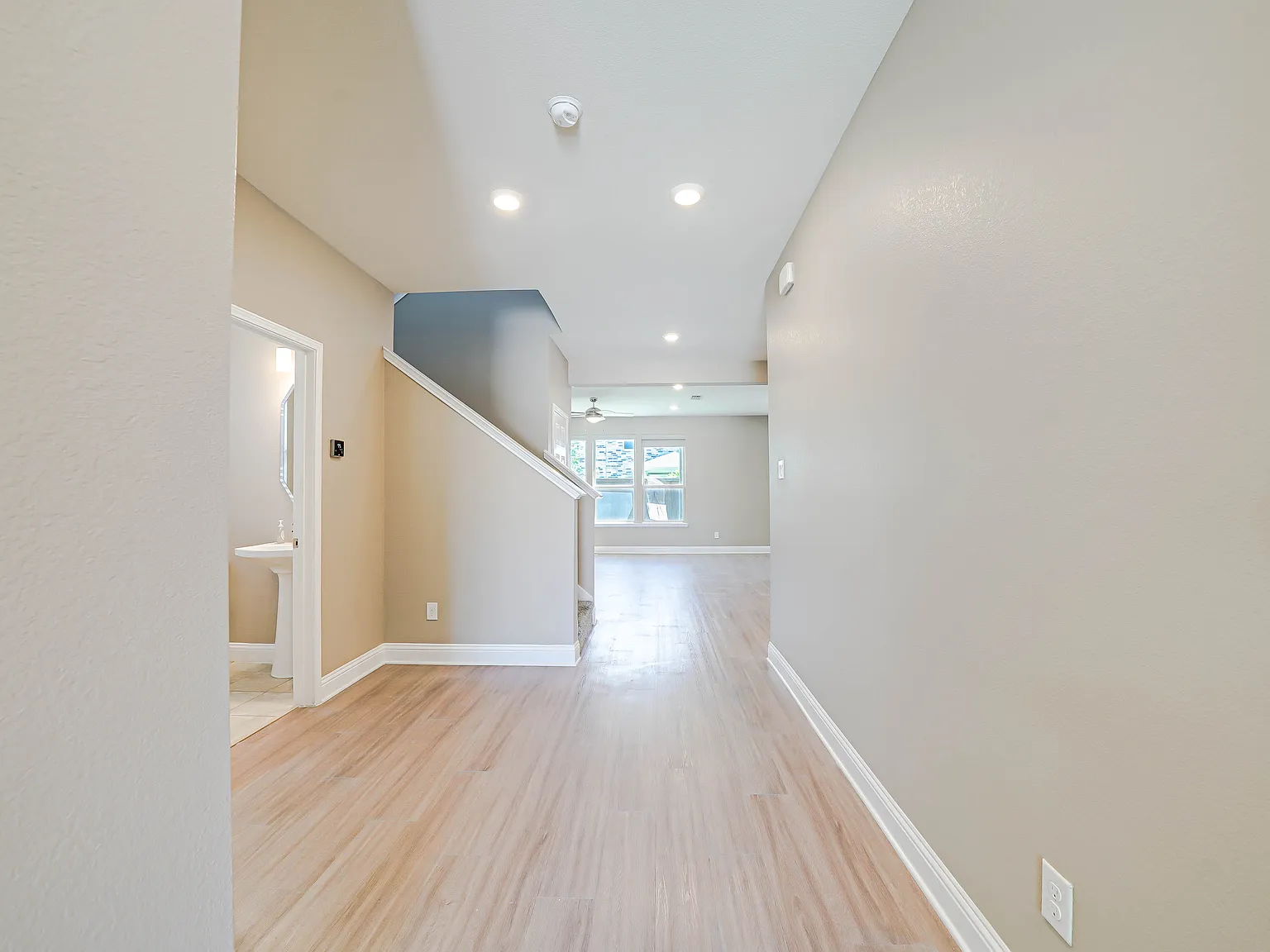 4 bed, 2.5 bath, 2585 sqft, $3,200 — Photo 4