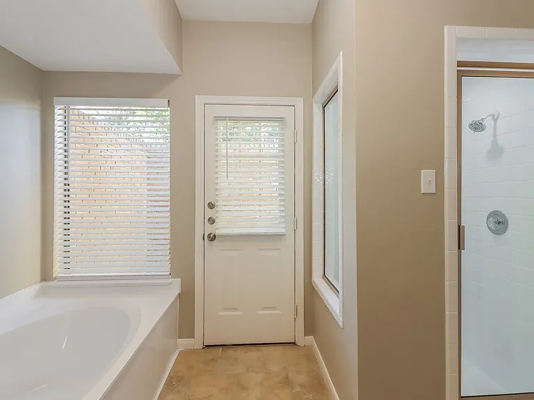 6031 Spring Creek Ln — Photo 16