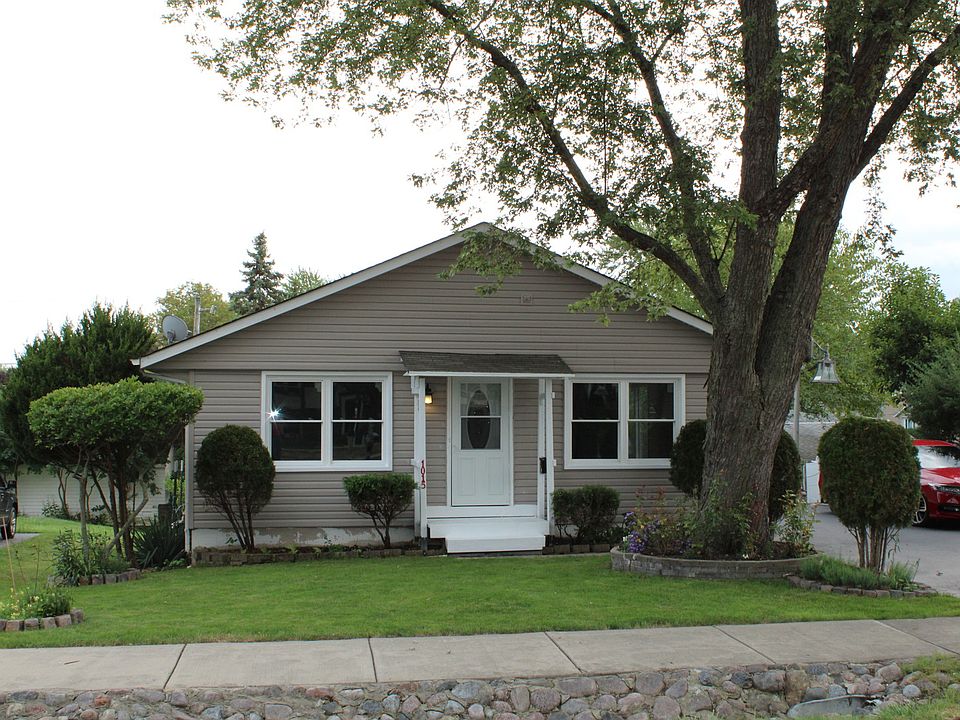 1st image of 1015 Oakwood Dr