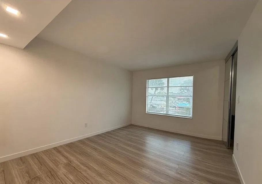 809 W Oakland Park Blvd — Photo 4