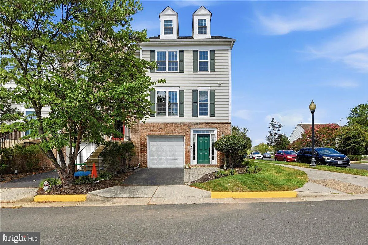 3 bed, 3.5 bath, 2664 sqft, $3,500 — Photo 2