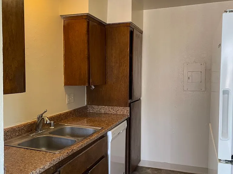 Ashlan, Clovis Dent 5 plex-Laundry - 857 — Photo 5