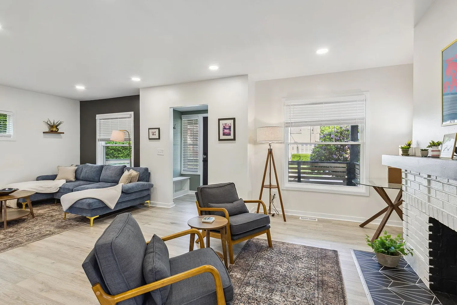 3 bed, 1.0 bath, 2712 sqft, $3,960 — Photo 2