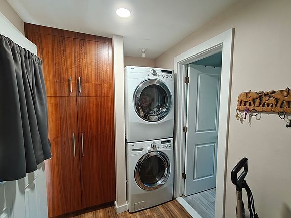 4th image of 296 Hillside Ave