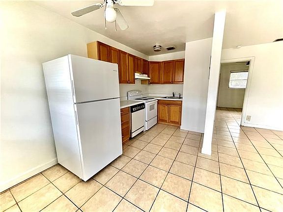 3rd image of 711 SE 15th St APT 3