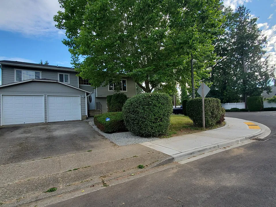 SE 235th St