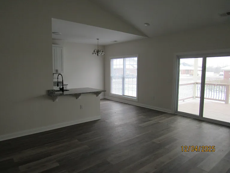 433 Sandy Cir — Photo 4