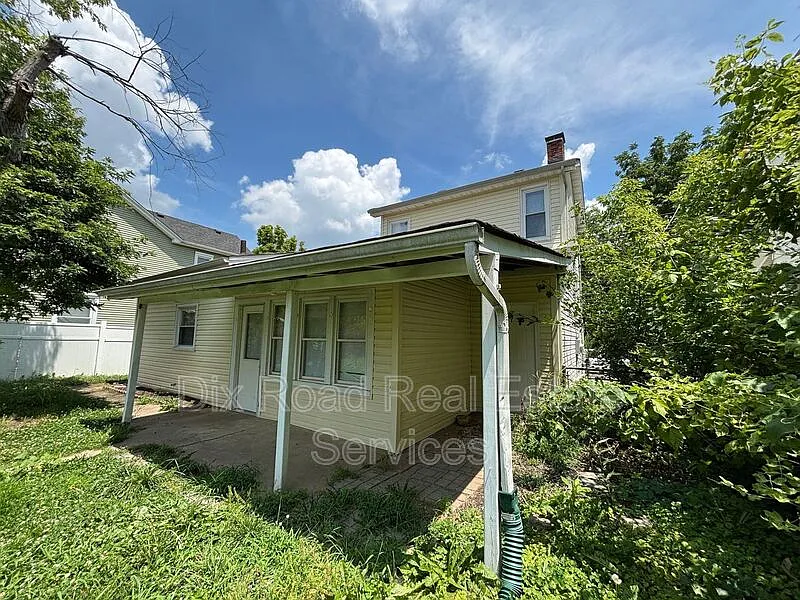 3 bed, 1.0 bath, 1214 sqft, $1,695 — Photo 3