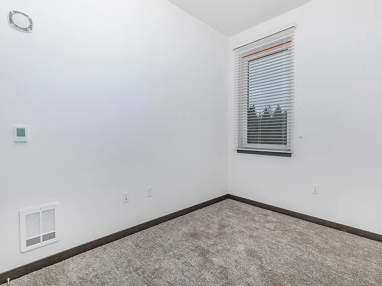 192 Shoreline — Photo 13