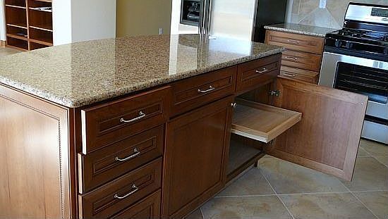 Island w/ pullouts, all lower cabinets have pullouts