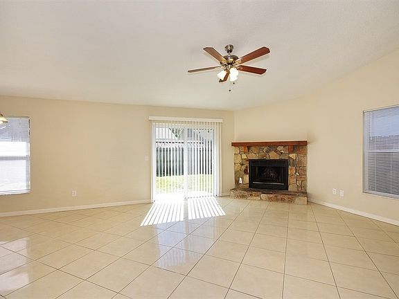 4th image of 610 Oak Manor Cir