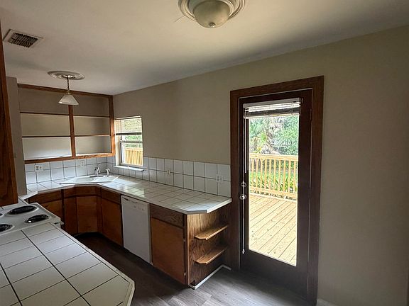 3rd image of 2404 Surrey St