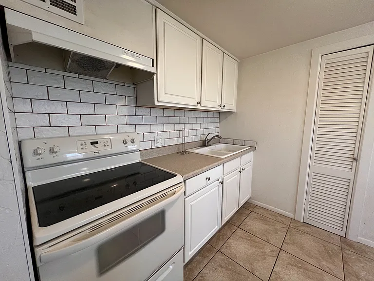 624 W Pinkley Ave #D — Photo 10