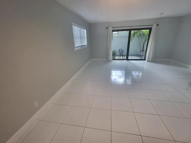 4135 NE 21st Ter #4135 — Photo 3