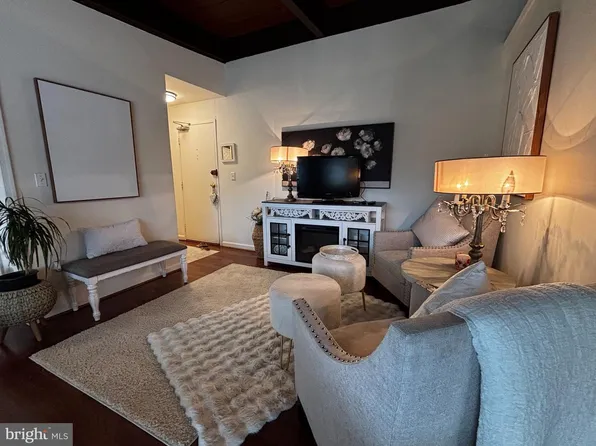 4901 Americana Dr APT 202, Annandale, VA 22003