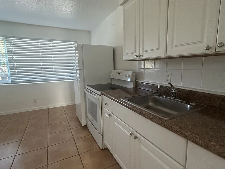610 NW 7th Ave — Photo 37