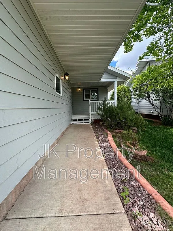 3 bed, 3.0 bath, 2190 sqft, $2,300 — Photo 2