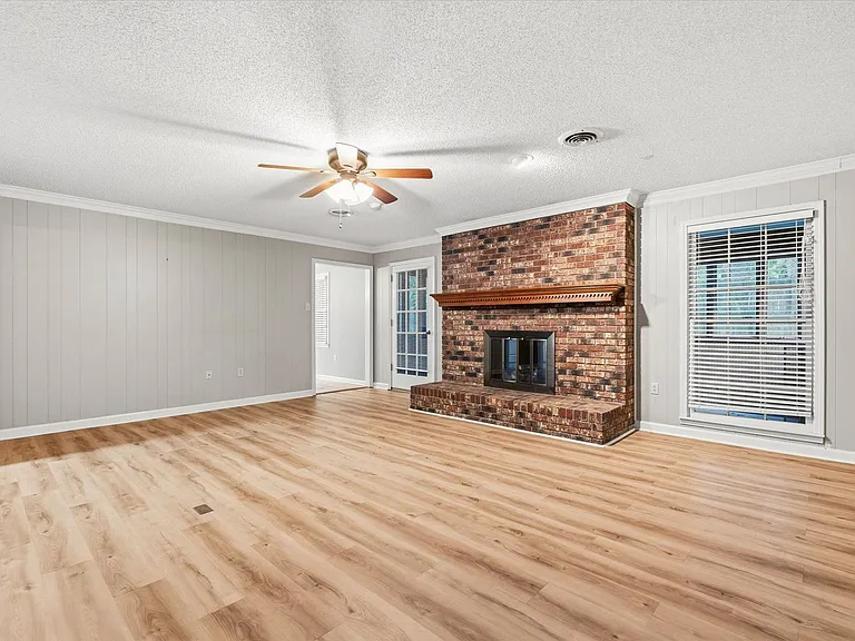 1610 Hillcrest Dr — Photo 27