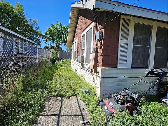 4th image of 6826 Larkstone St
