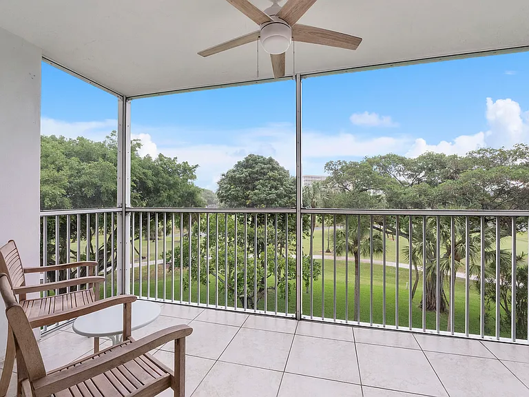 3900 Oaks Clubhouse Dr #411 — Photo 14