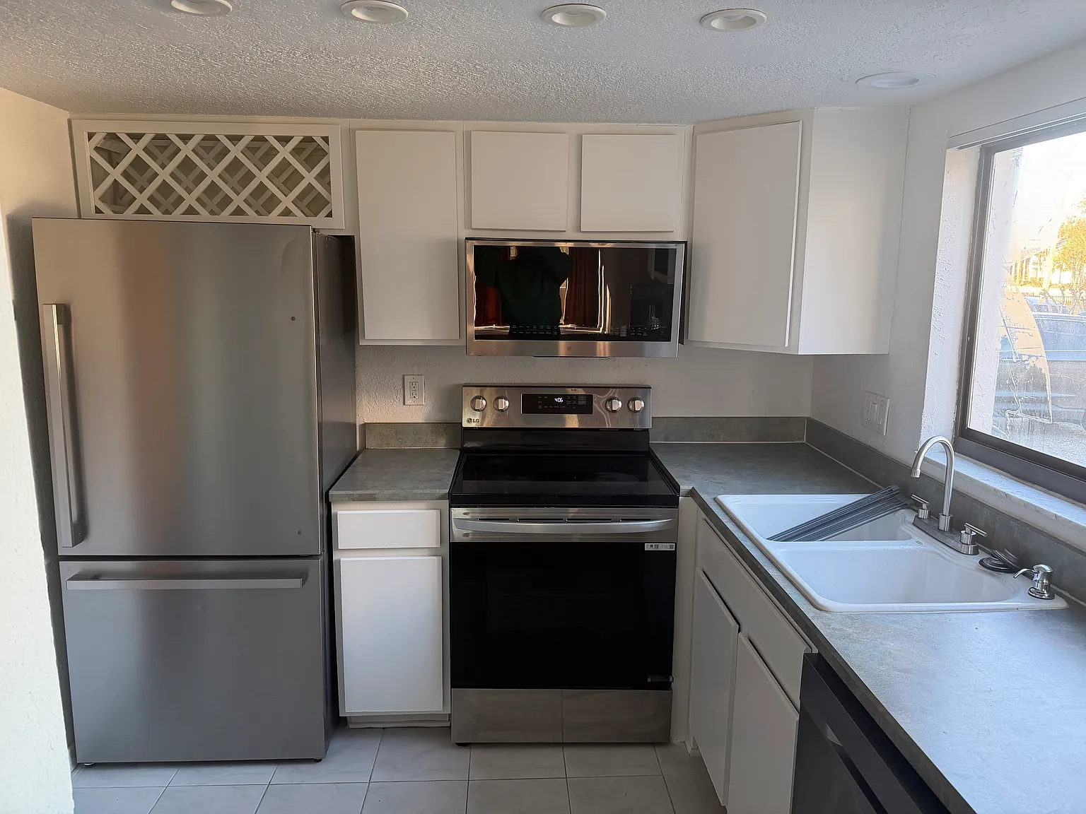 3 bed, 1200 sqft, $2,000 — Photo 2
