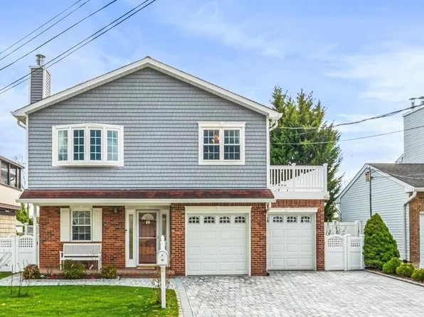 26 Violet Road, Bayville, NY 11709