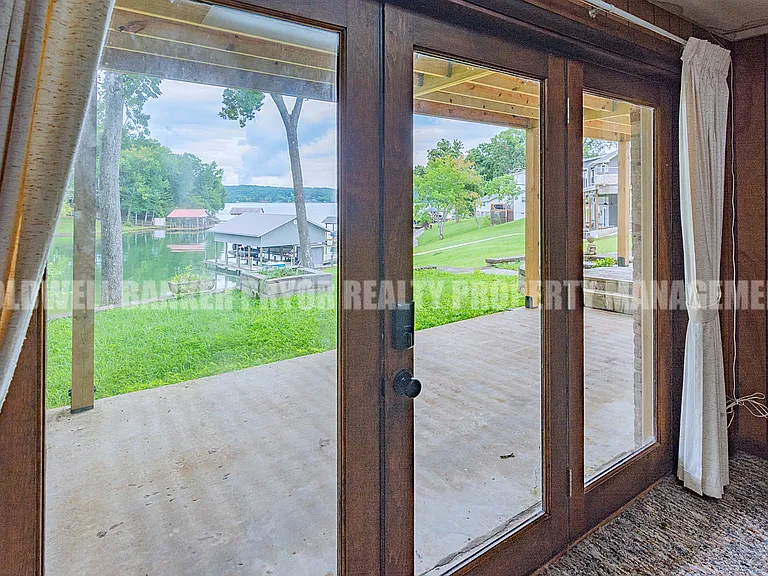 165 Lakeshore Ct — Photo 36