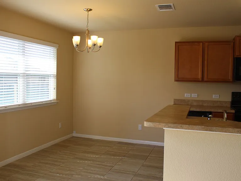 1104 Jamestown Dr — Photo 10