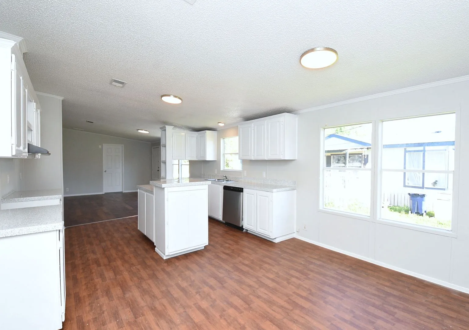 Charming mobile home in the welcoming Roy Harris Loop. — Photo 4