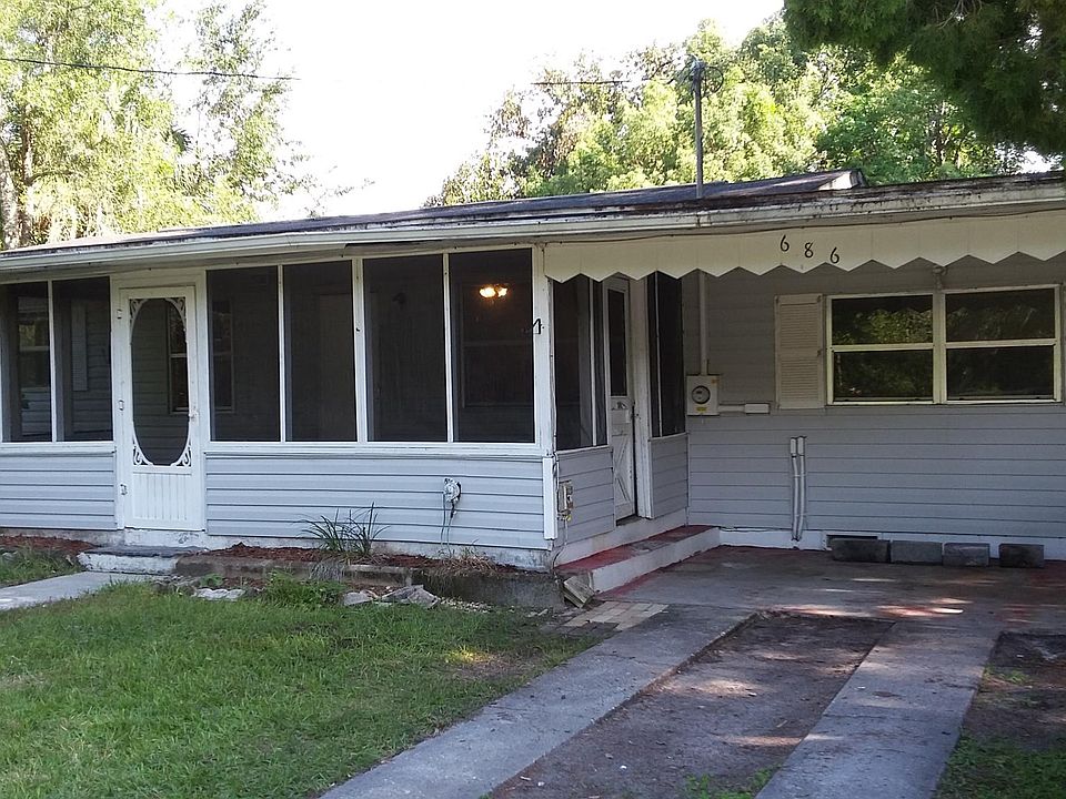 Front, screened porch, 1/2 carport