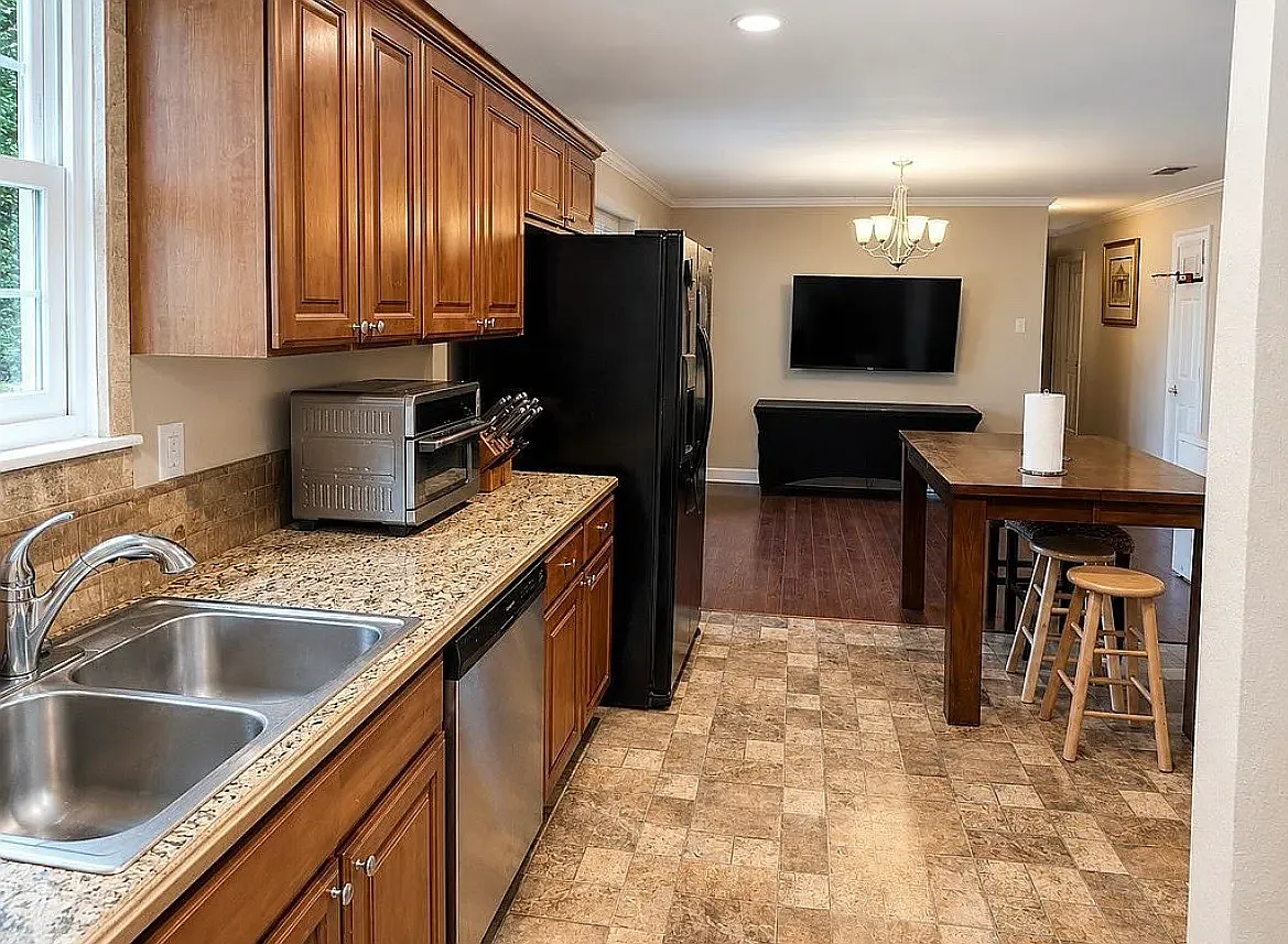 5 bed, 2000 sqft, $2,800 — Photo 3