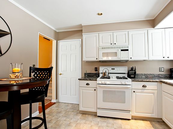 3rd image of 2879 Curry St