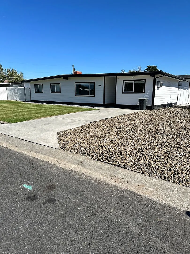 Completely Remodeled 4 Bedroom 2 Bath Home for Rent W/ 30x30 Shop!! — Photo 2
