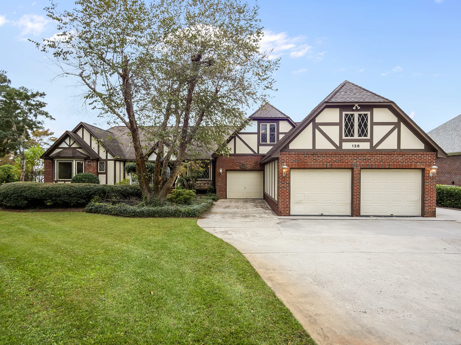 4 bed, 3.5 bath, 2499 sqft, $2,995 — Photo 1