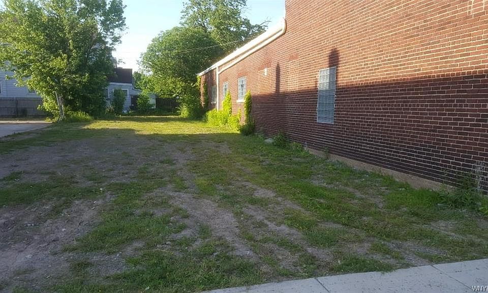 2nd image of 1818 Clinton St