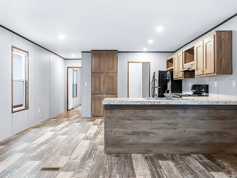 908 SW 18th St — Photo 3