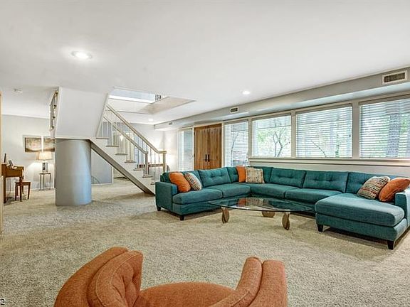 4th image of 32 Crestwood Dr