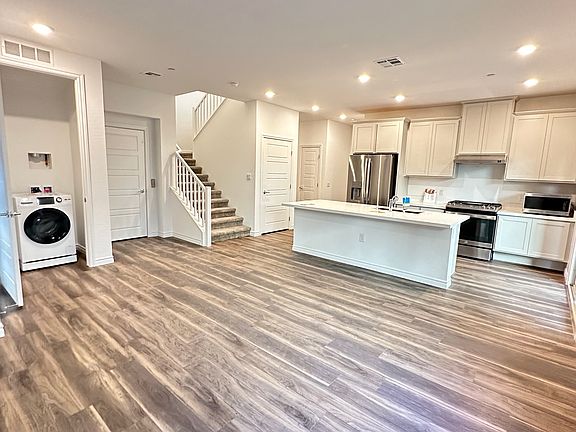 5th image of 600 N Carriage Hill Dr #1122