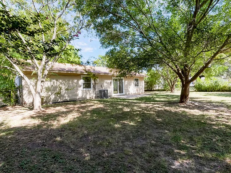 2404 Andover Dr — Photo 29