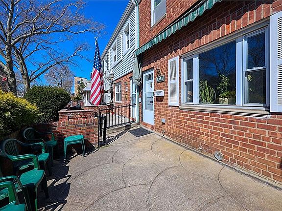 2nd image of 2957 Avenue