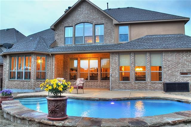 Pool w/waterfalls