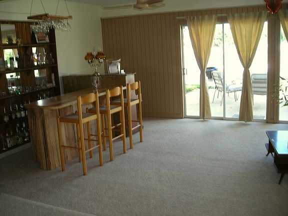 LARGE GREAT ROOM/FAMILY ROOM. NEW CARPETING AND DRAPERIES LEADING TO POOL. 