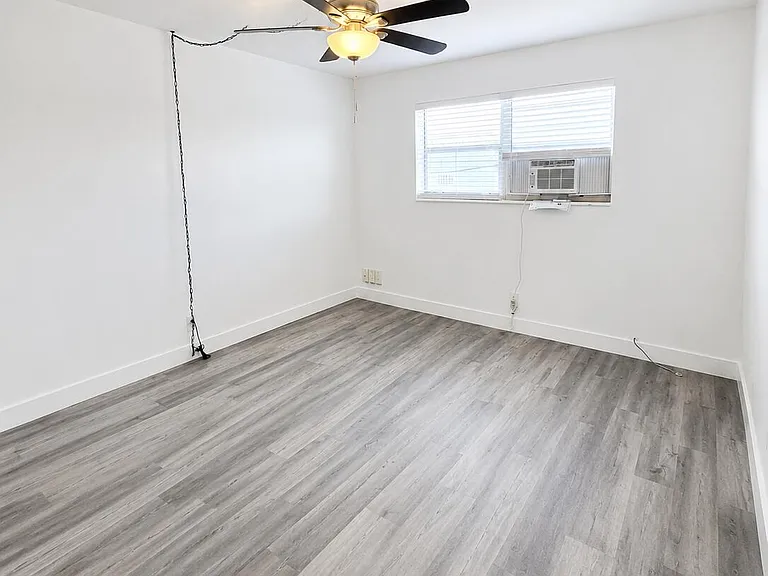 2837 NE 30th St #6 — Photo 5