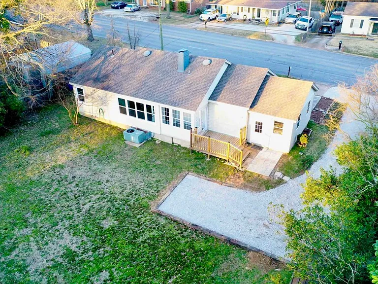 1033 N Pine St — Photo 6