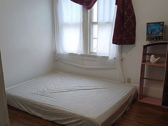 3rd image of 608 Kaw St