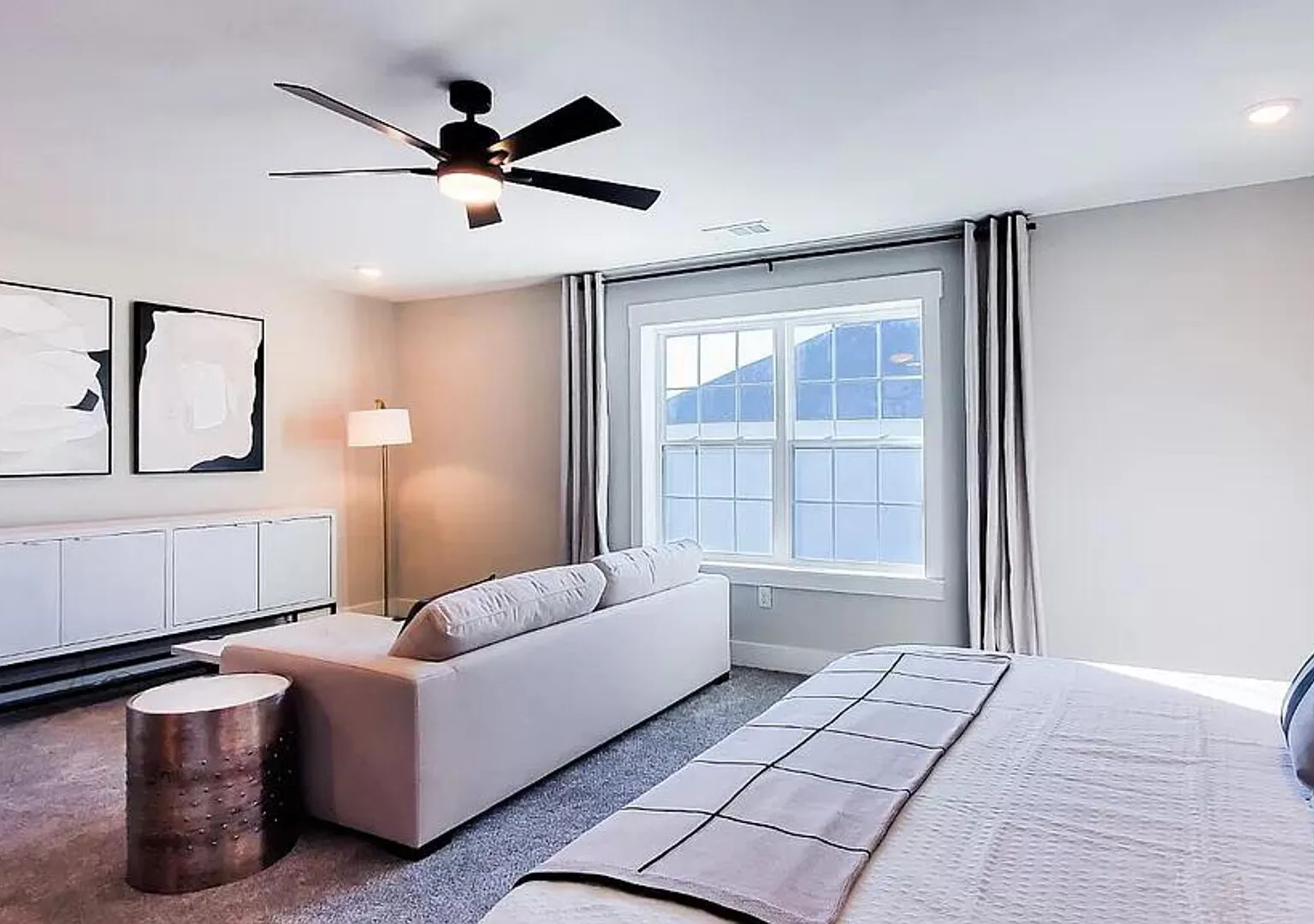 Loop, Luxury Large 3BR, 3.5 Bath, Sleeps 9, Wifi — Photo 3